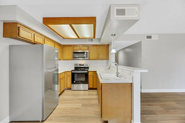 Building Photo - Renovated Downstairs 2 Bedroom Condo