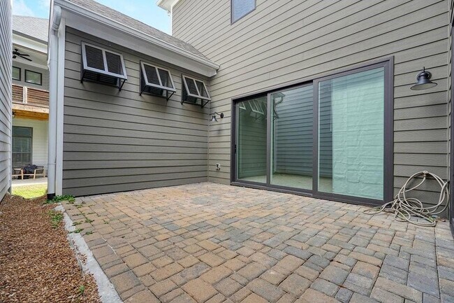 Building Photo - 123 Village Green Ave