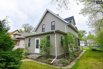Building Photo - 716 Knight Ave N