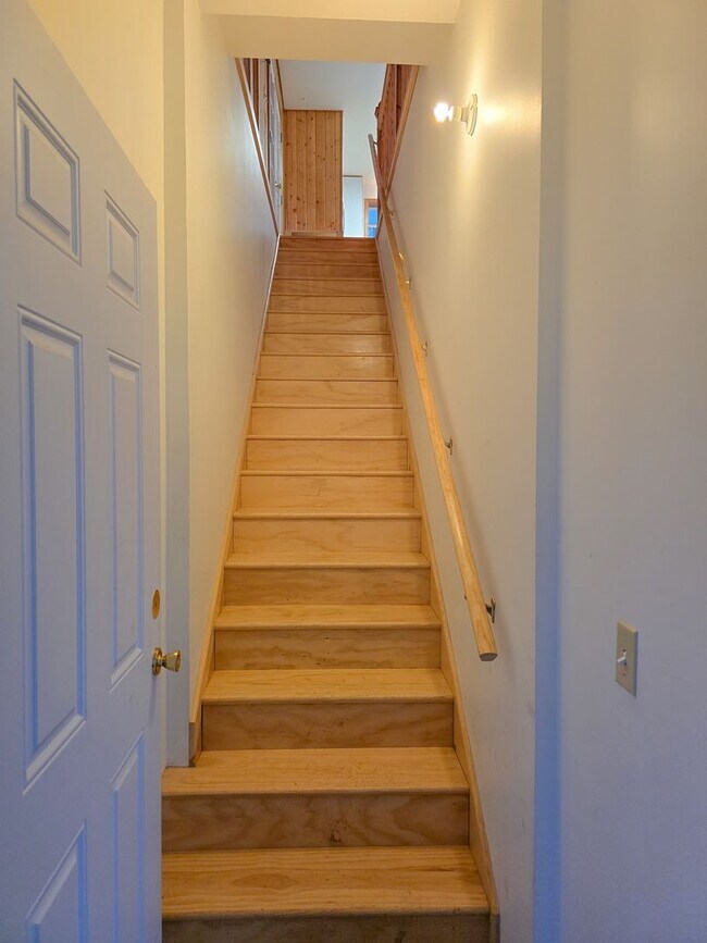 Building Photo - 3BR/3BA Home on 1.9 Acres – Garage & Pet F...