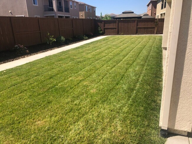Building Photo - Stunning home with luxurious wood floor and beautiful spacious yard