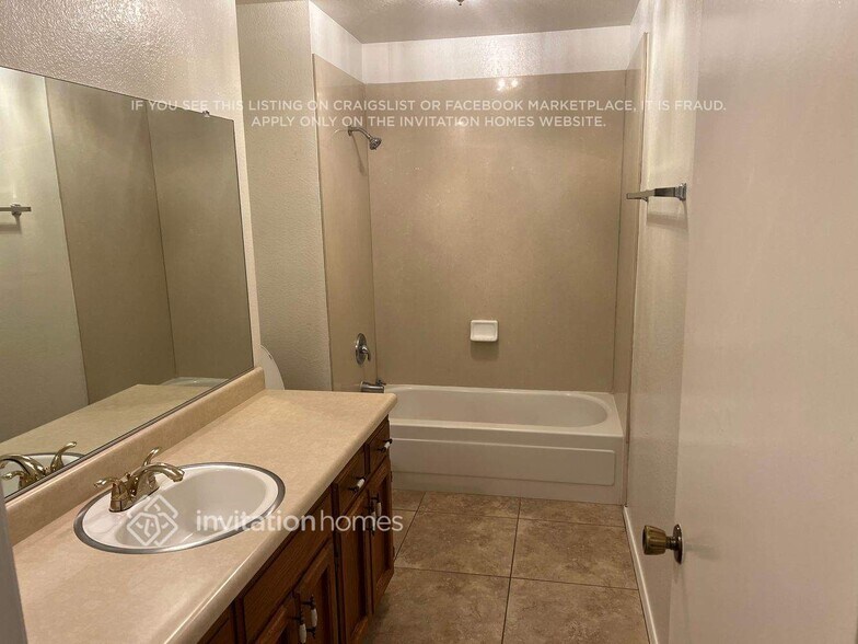 Building Photo - 460 Pelican Pl