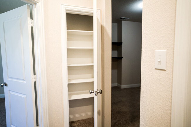 Linen Closet - 4713 Ladrillo Ln