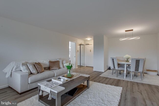 Building Photo - 203 Yoakum Pkwy