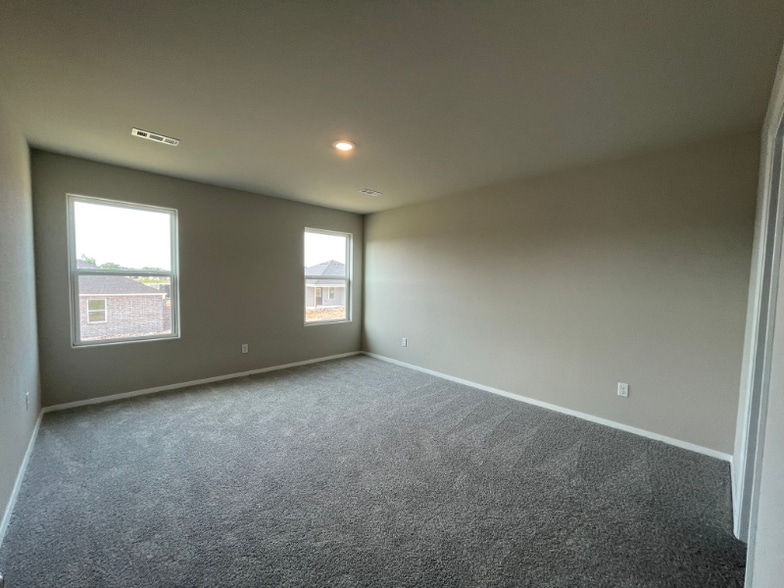 Building Photo - 1407 E Vangston Ct