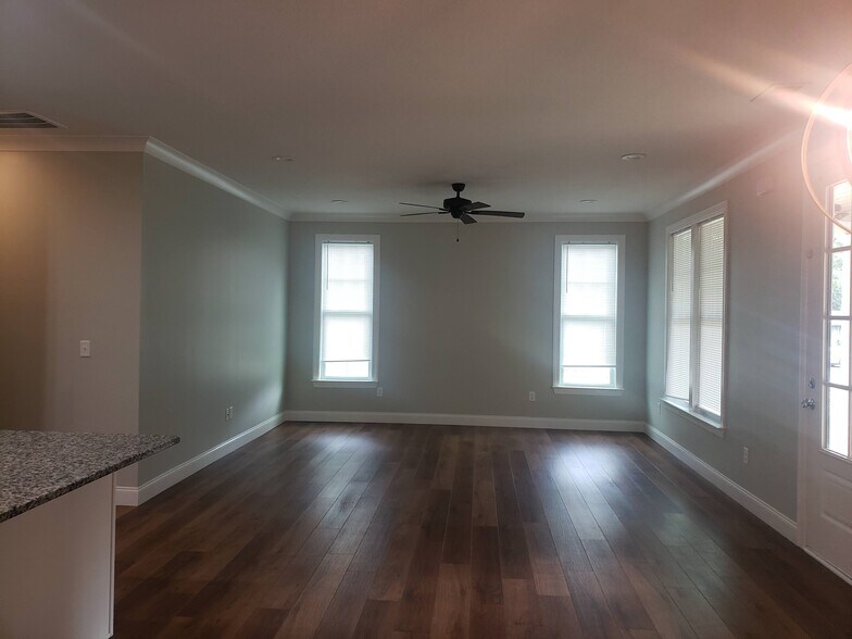 Building Photo - 214 Forest Dr