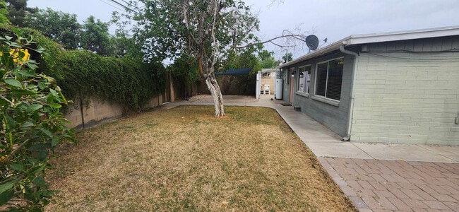 Building Photo - 2514 E Campbell Ave
