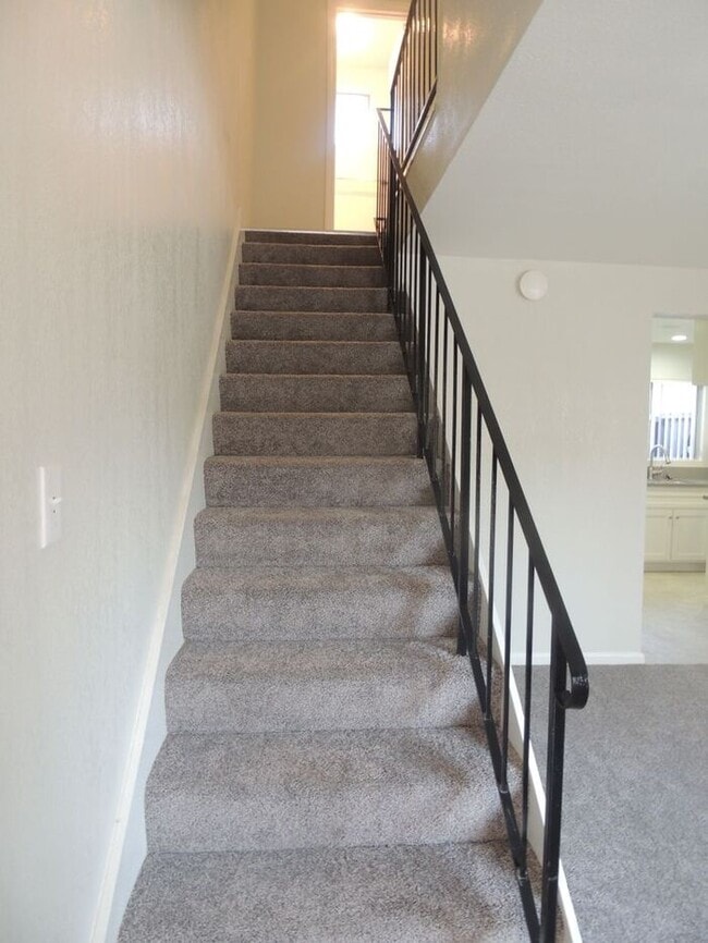 Building Photo - Renovated Townhouse in Paramount w/ Parkin...
