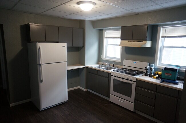 Building Photo - 326 N 10th Ave E