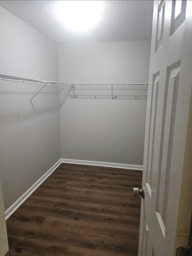 Building Photo - 670 Burtons Cove