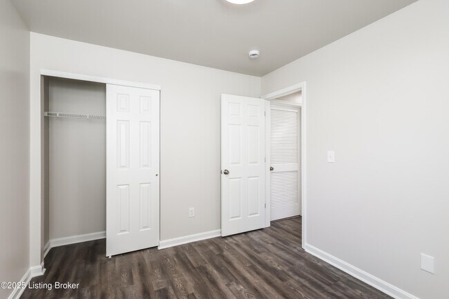 Building Photo - 7003 Hollow Oaks Dr