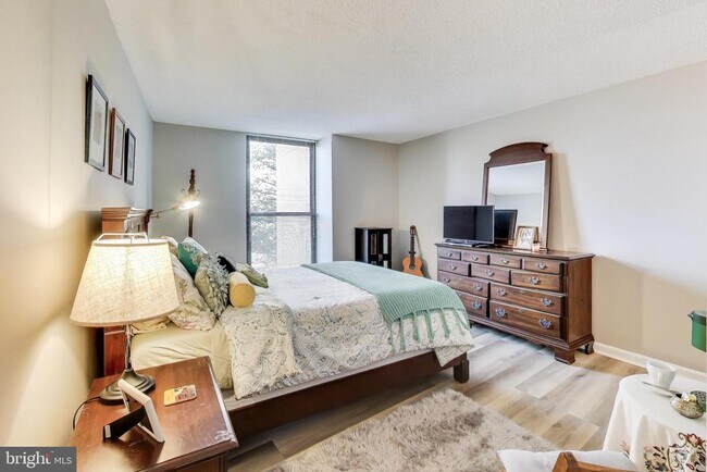 Building Photo - 1101 S Arlington Ridge Rd