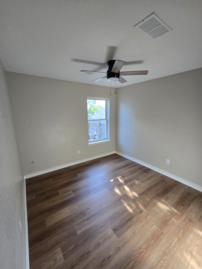 Building Photo - 908 Cooper Ln