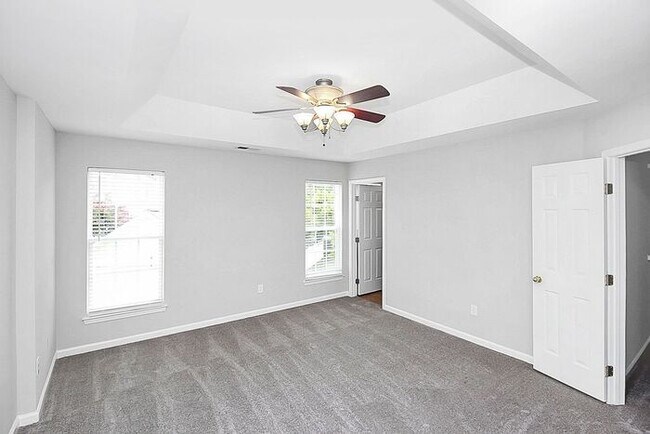 Building Photo - 2BD/2.5BA End Unit Townhome in Blakeney Greens!