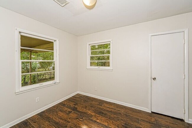 Building Photo - $1,199! 3Bed/ 1 Bath House! North of Birmingham! Save 50% off the first full month's rent. Apply ...