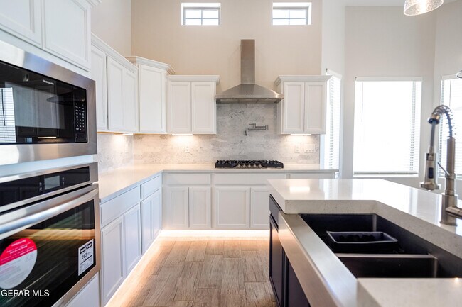 Building Photo - 13368 Emerald Glass Dr