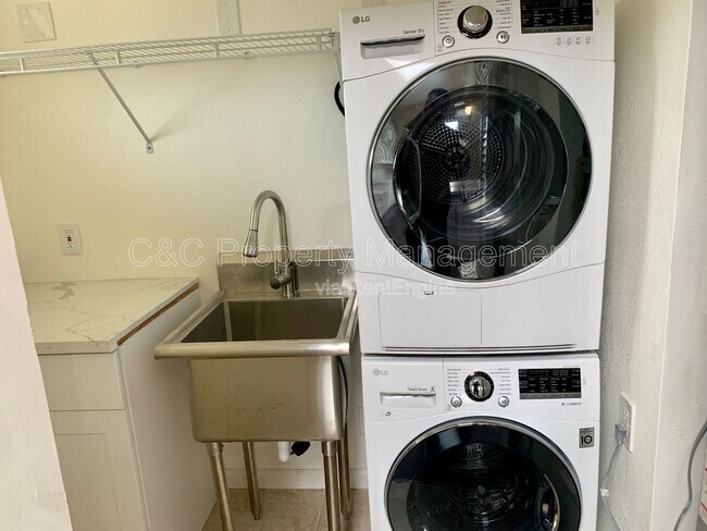 Building Photo - 1975 Paralta Ave