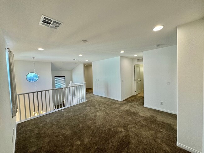 Building Photo - Newer Home with Gated Community Single Fam...