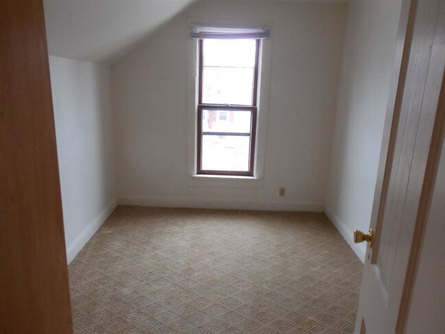 Building Photo - 916 N Durkee St