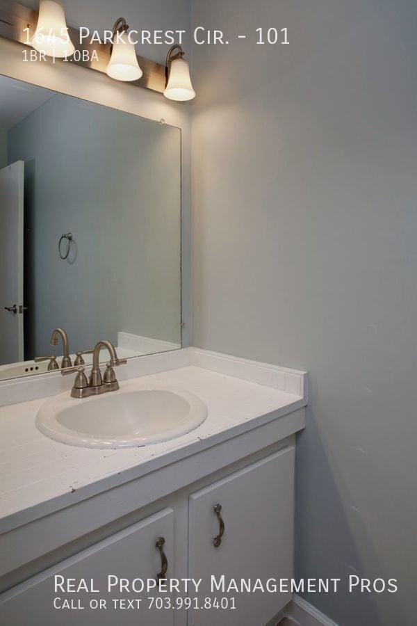 Building Photo - 1645 Parkcrest Cir