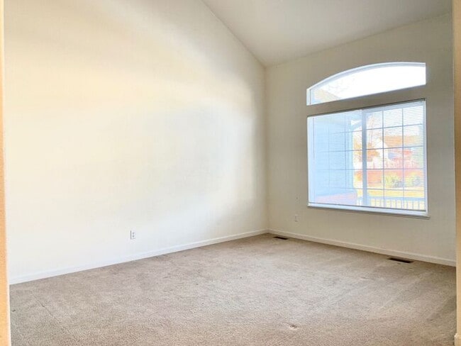 Building Photo - Spacious 3 Bedroom Townhome- Convenient Access to the Front Range