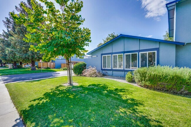 Building Photo - Remodeled 2 Bed 1 Bath Condo!