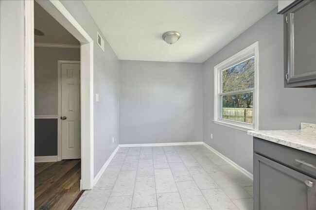 Building Photo - 3BED/2BATH REMODELED