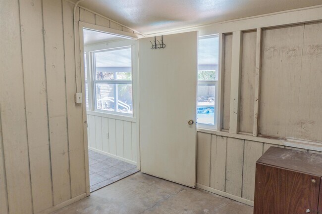 Building Photo - 2101 W 25th St