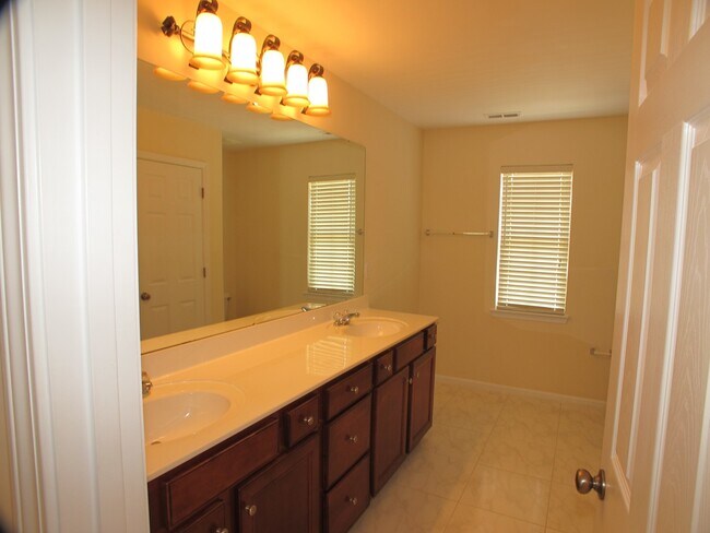 Building Photo - Beautiful move-in ready home located in th...