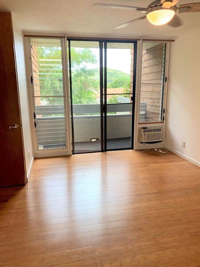 Building Photo - Upgraded 3 bed 2 bath condo in Kailua Town, 2 covered parking