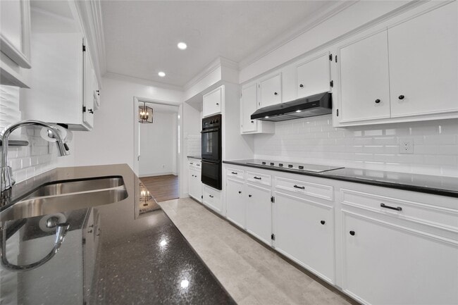 Building Photo - 9411 Roos Rd