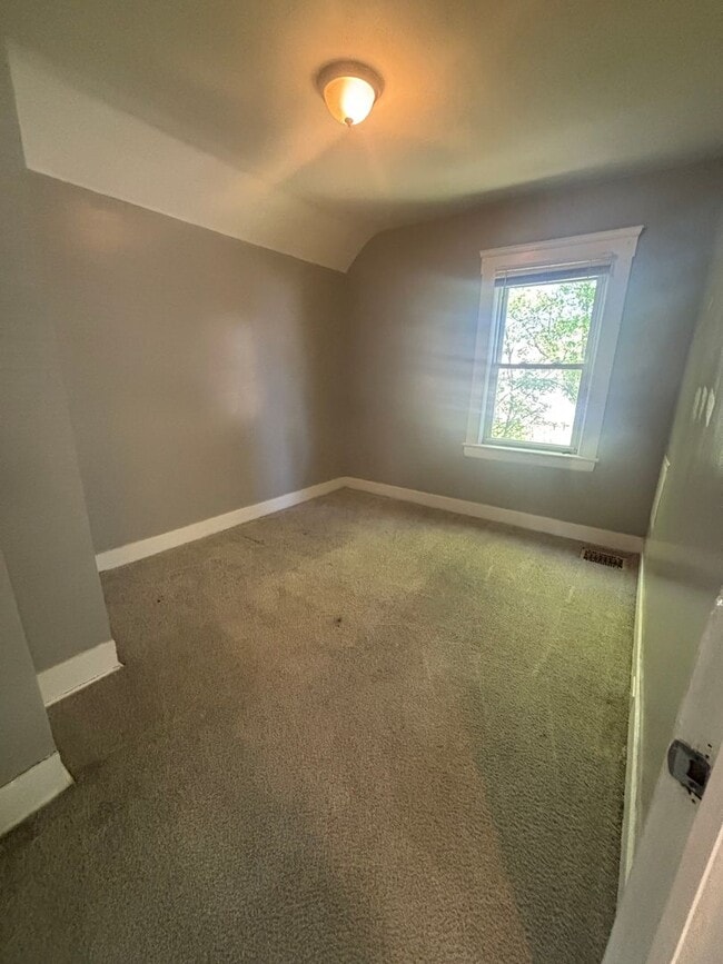 Building Photo - 3-Bedroom Colonial with full basement AVAILABLE IMMEDIATELY-(Private paying Tenants)