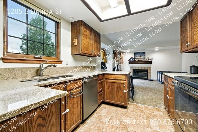 Building Photo - 1205 S Dahlia St