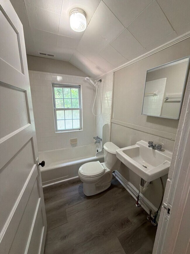 Building Photo - 3516 Eastway Dr