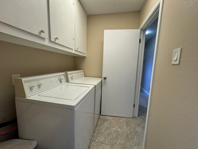 Building Photo - 3 Bedroom Furnished Home with UTILITIES INCLUDED with Courtyard Near the Colorado River 3-12 mont...