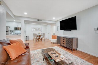 Building Photo - 950 Seven Hills Dr