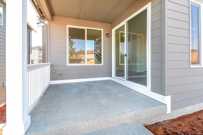 Building Photo - Scenic Auburn Living with Modern Comfort & Easy Seattle/Tacoma Access
