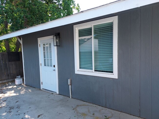Building Photo - Four bedroom w/ Studio