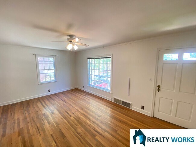 Building Photo - Charming 2 (+1) Bed Home!