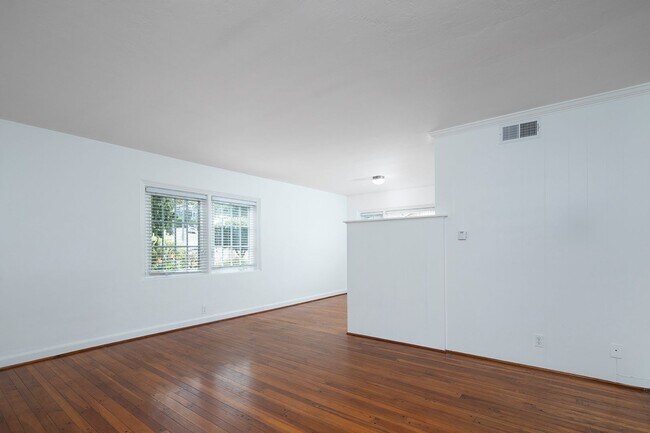 Building Photo - *OPEN HOUSE: 9/28 10-11AM* 2BD/1BA in La J...