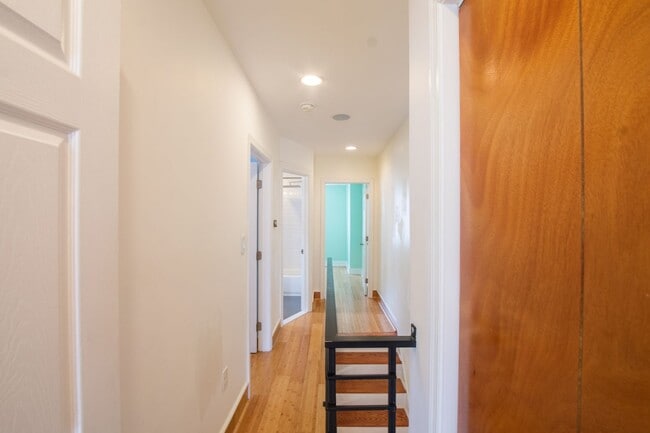 Building Photo - Wonderful East Passyunk Three Bedroom Home