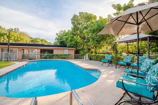 Building Photo - 2233 E Kaley Ave