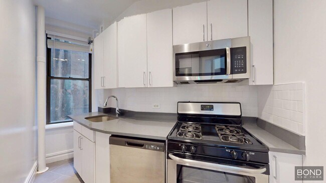 Building Photo - 166 W 72nd St