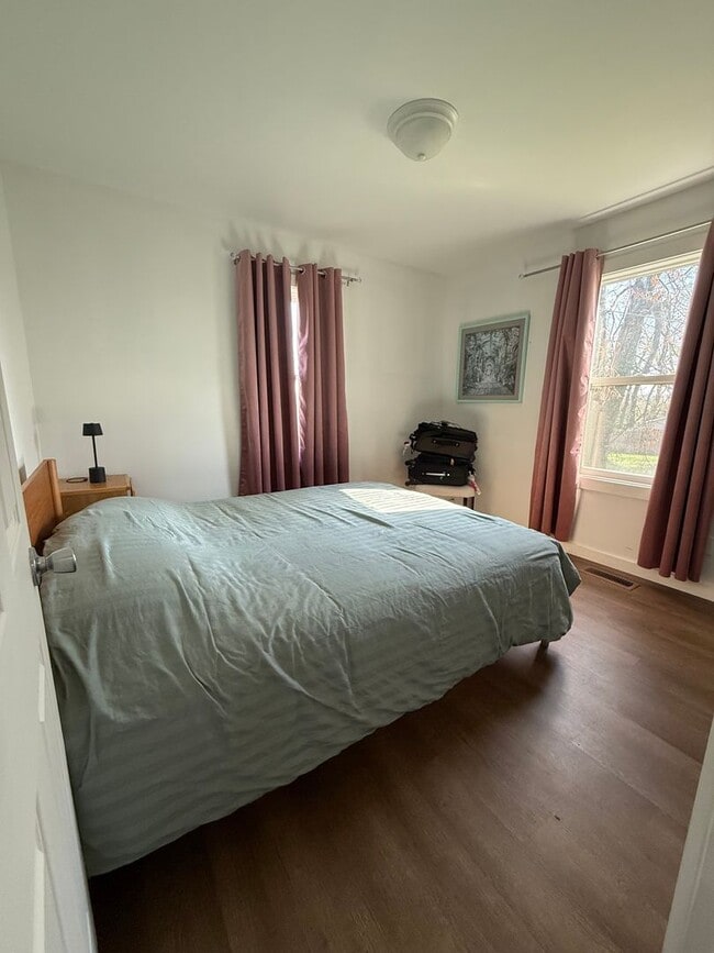 Building Photo - 2 BDRM, 10 MONTH LEASE AVAIL AUGUST-MAY (2...