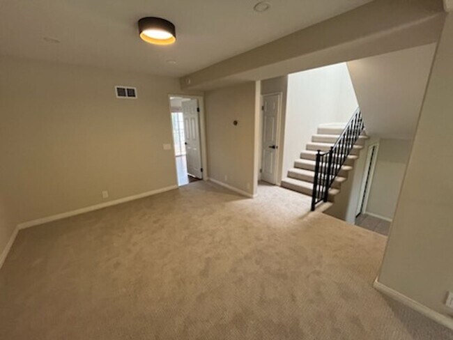Building Photo - Luxurious Townhouse Located in the exclusi...