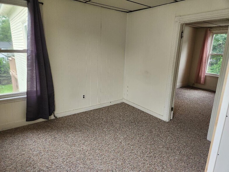 DR, large windows - 261 Elm St