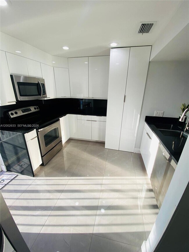 Building Photo - 199 SW 12th Ave