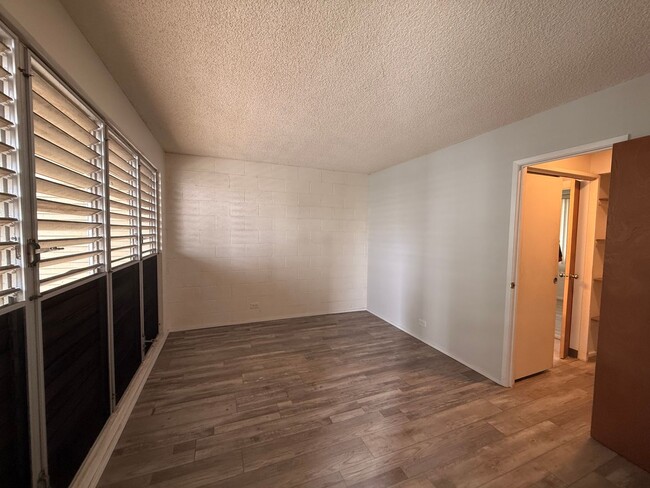 Building Photo - Fresh 2/1 Makiki Heights Condo with 1 Parking, Lanai, Pool, Open floor plan, & Walk-in closet