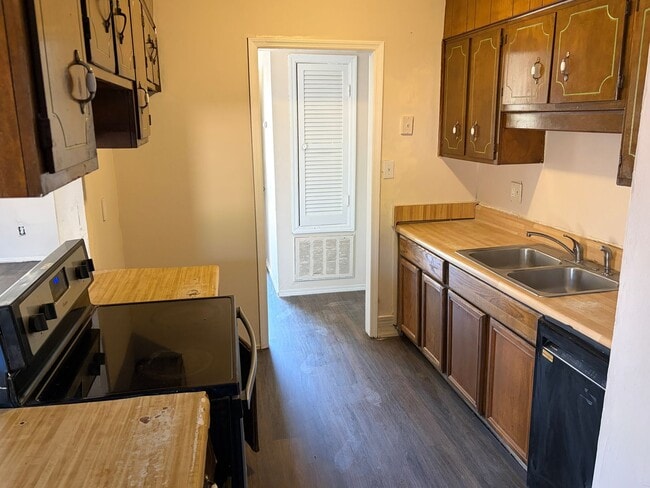 Building Photo - Go Yard!