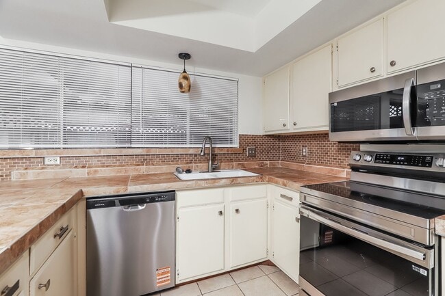 Building Photo - $250 OFF first months rent!!! 3 bedroom 2....